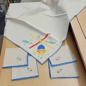 Vintage Linen 29" X 30" Embroidered Tablecloth & Four Napkin Set 1950s